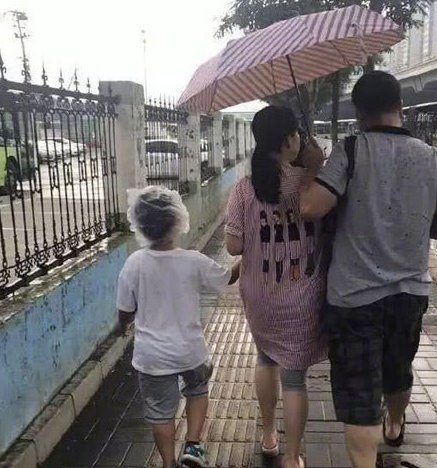 幽默段子笑话：大妹子，你心真大，宝贝就那么放雨伞上 第4张
