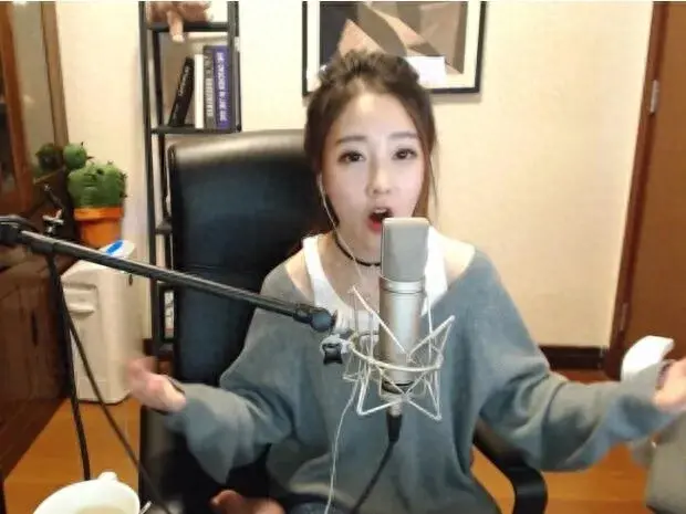 曾经火遍全网，连臭袜子都有人想要收藏的冯提莫，是如何过气的？ 第1张