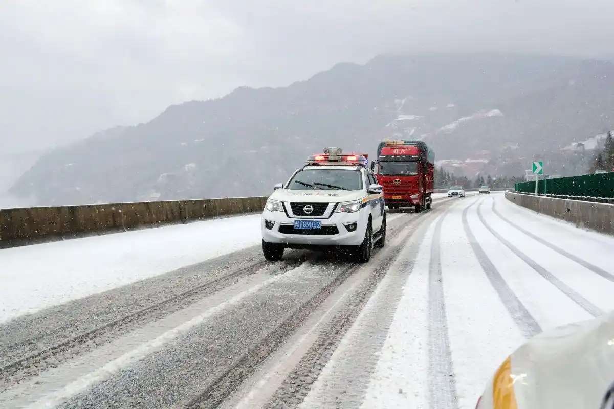 暴雪致高速瘫痪车主被困十小时 暴雪为交通带来哪些隐患 第2张