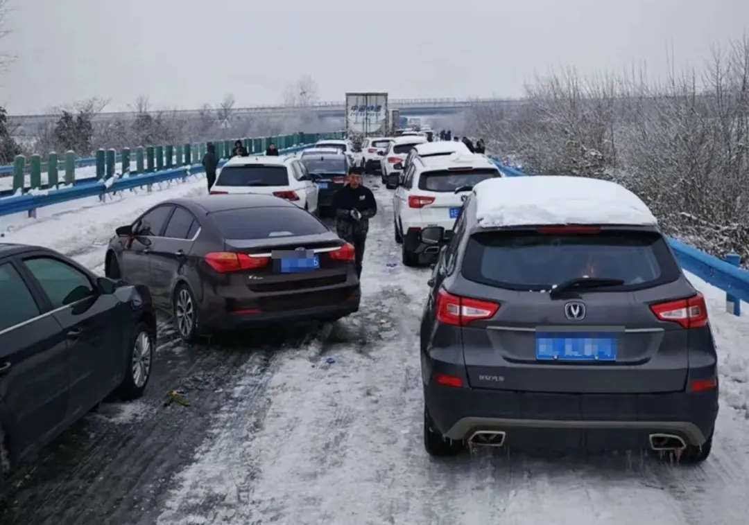 暴雪致高速瘫痪车主被困十小时 暴雪为交通带来哪些隐患 第3张