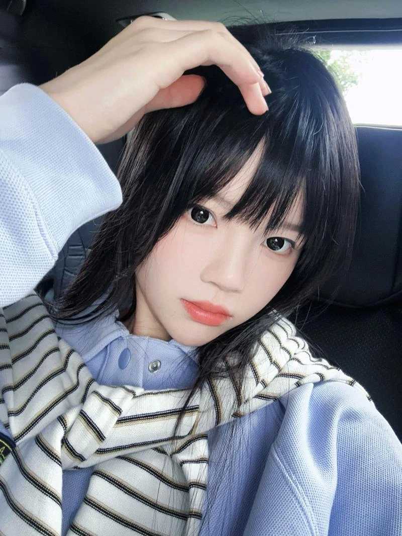 樱桃喵私影新作《蓝》:浅蓝卫衣搭配白丝长袜,清纯学妹风氛围感爆棚! 第3张 樱桃喵私影新作《蓝》:浅蓝卫衣搭配白丝长袜,清纯学妹风氛围感爆棚! 第3张