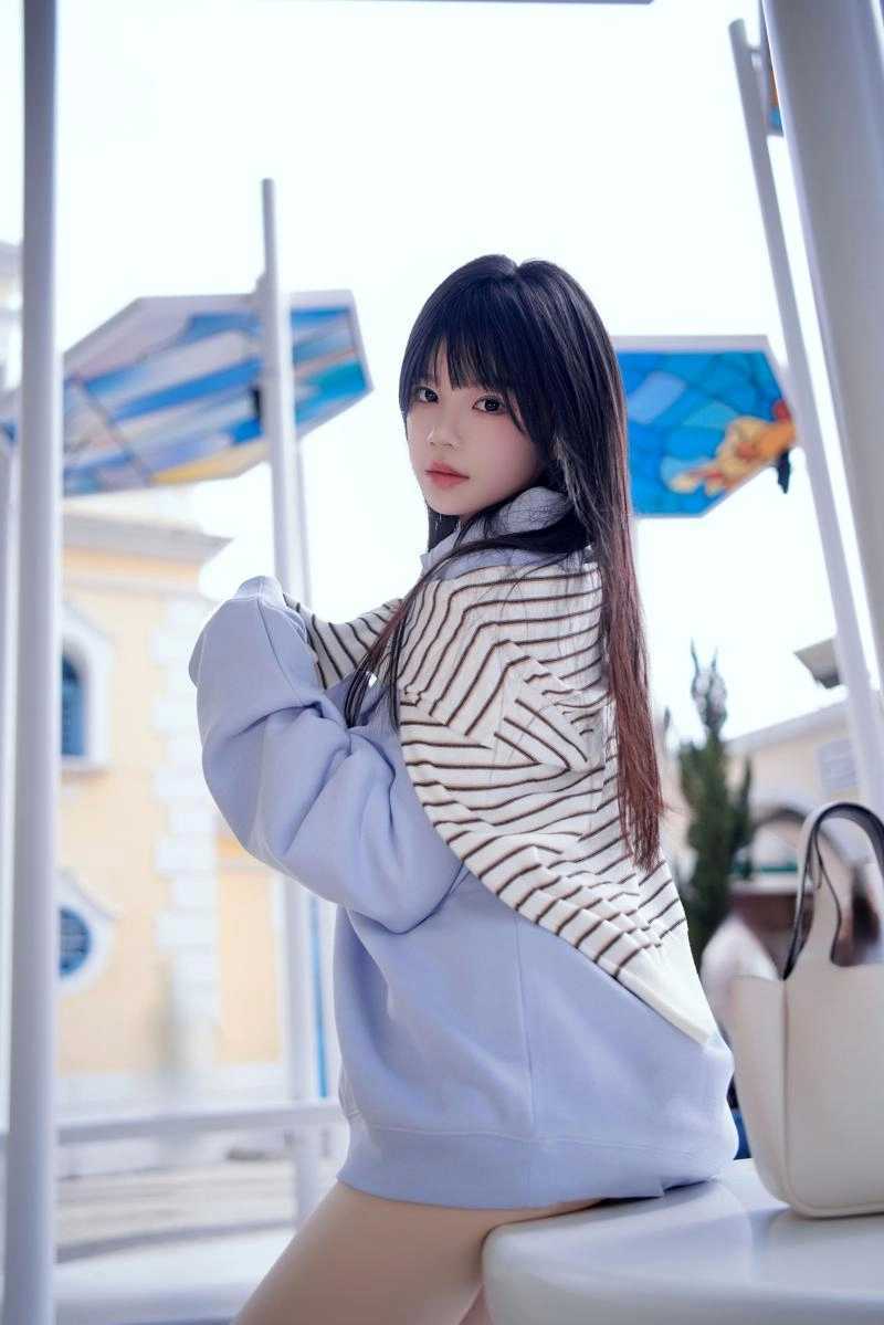 樱桃喵私影新作《蓝》:浅蓝卫衣搭配白丝长袜,清纯学妹风氛围感爆棚! 第1张 樱桃喵私影新作《蓝》:浅蓝卫衣搭配白丝长袜,清纯学妹风氛围感爆棚! 第1张